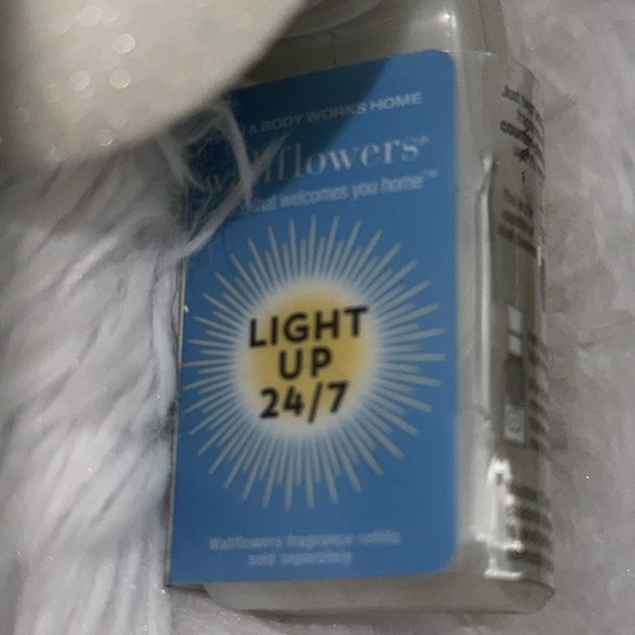 Bath & body works 2022 snowman with presents wallflower plug in new - Picture 5 of 9